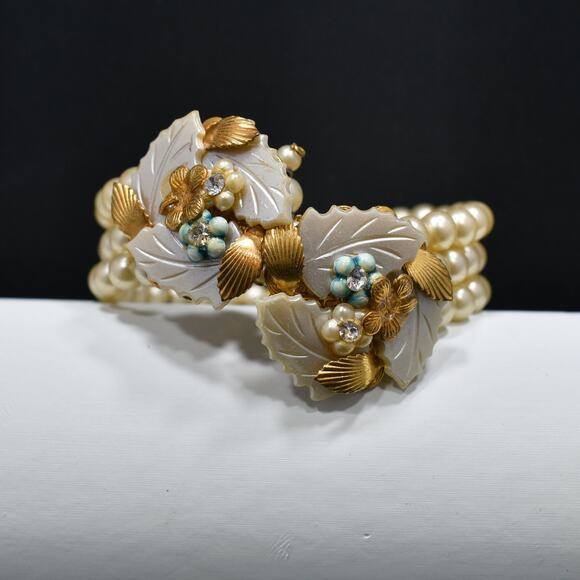 Vintage Faux Pearl Memory Wire Bracelet, Hand Carved Leaves, 1960s - Picture 3 of 10